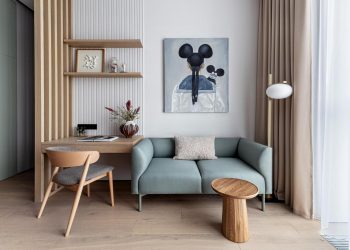 Friss, világos lakás fa és menta színű részletekkel, fiatalok 57m2-es otthona