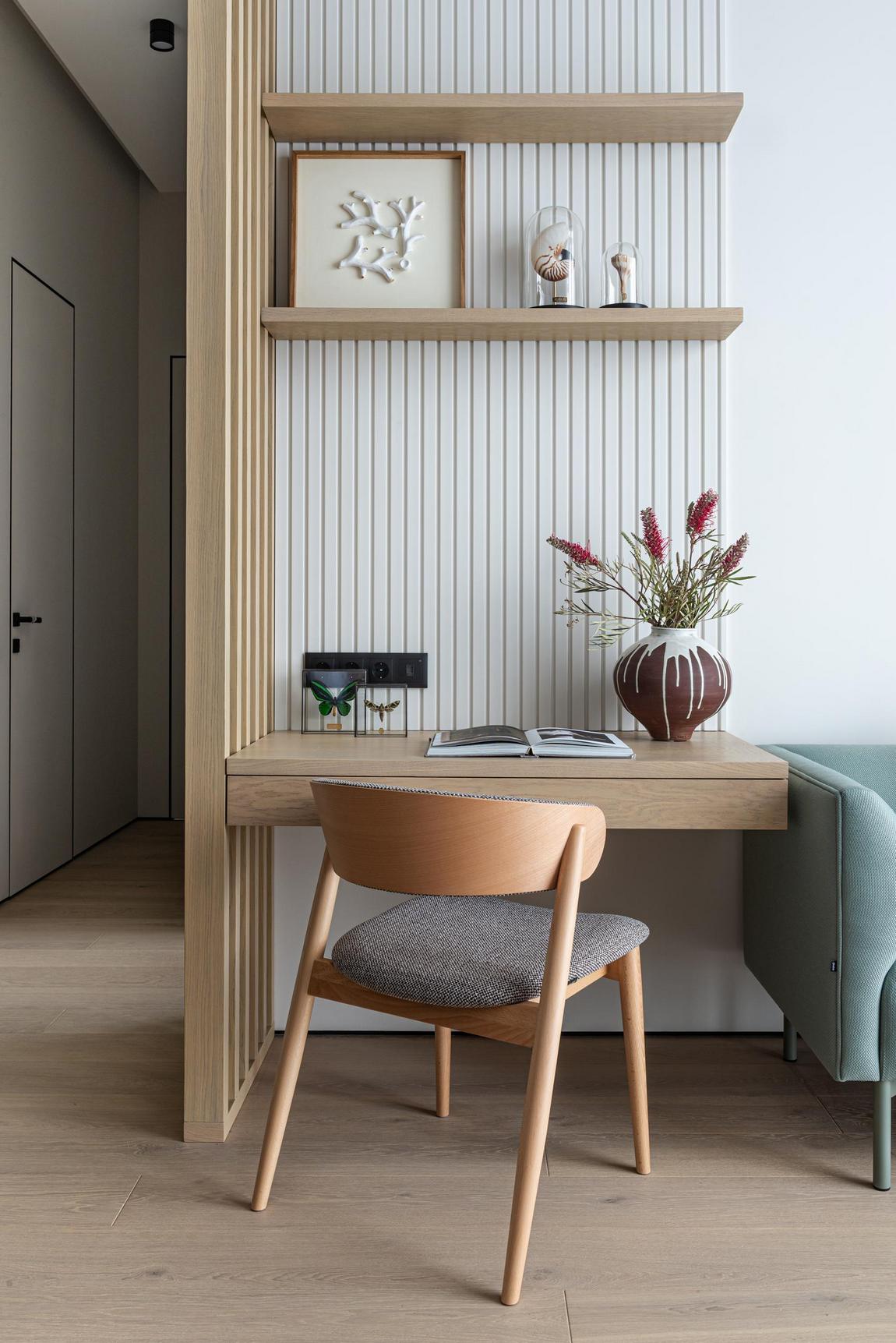 Friss, világos lakás fa és menta színű részletekkel, fiatalok 57m2-es otthona