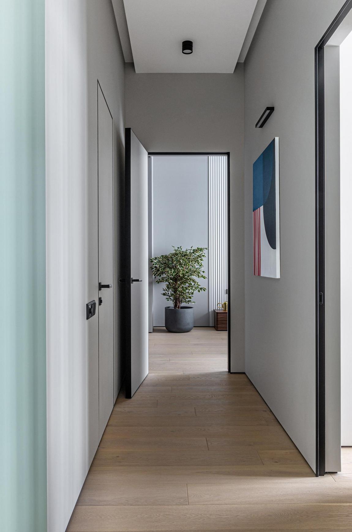 Friss, világos lakás fa és menta színű részletekkel, fiatalok 57m2-es otthona