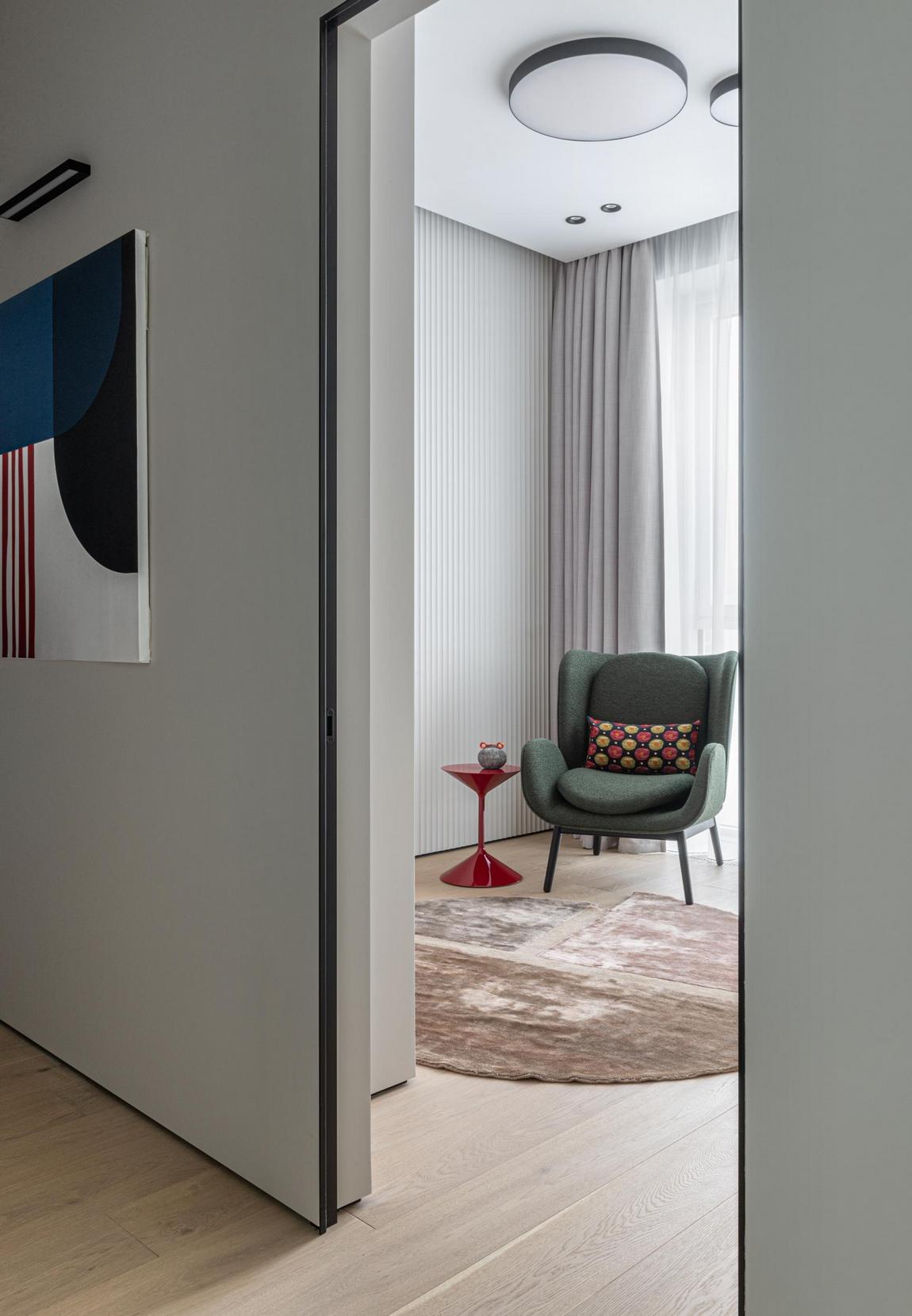 Friss, világos lakás fa és menta színű részletekkel, fiatalok 57m2-es otthona