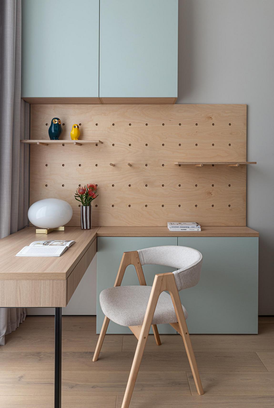Friss, világos lakás fa és menta színű részletekkel, fiatalok 57m2-es otthona