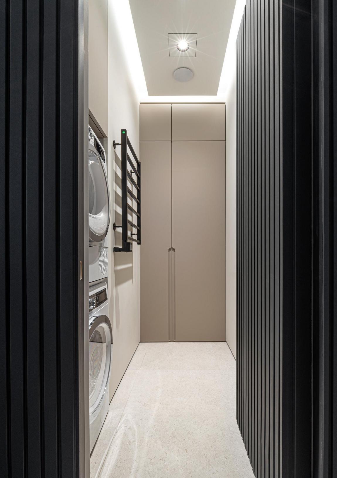 Friss, világos lakás fa és menta színű részletekkel, fiatalok 57m2-es otthona