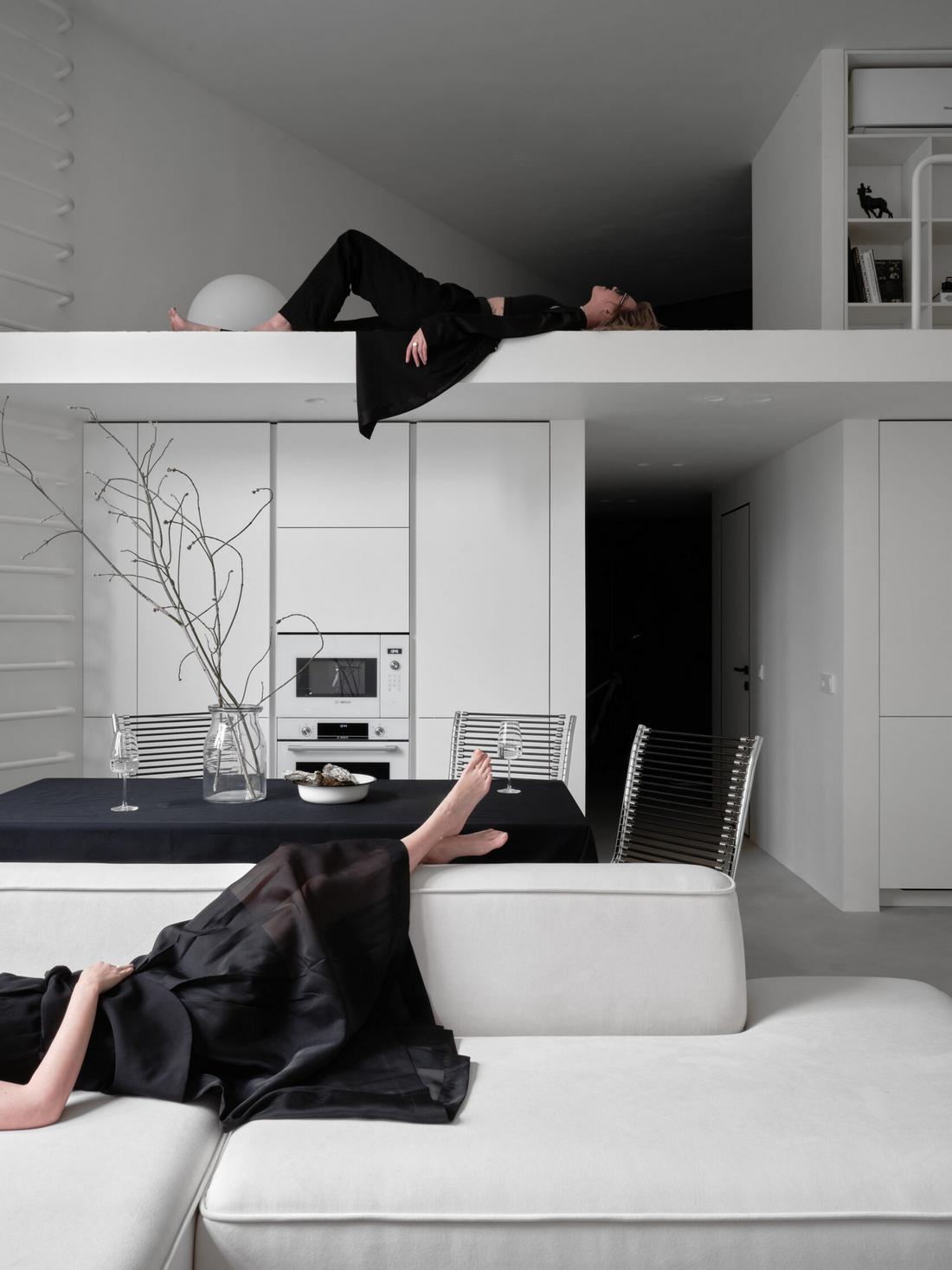 Funkcionalizmus újragondolva: fiatal építész házaspár kísérletező és minimalista otthona Funkcionalizmus újragondolva: fiatal építész házaspár kísérletező és minimalista otthona