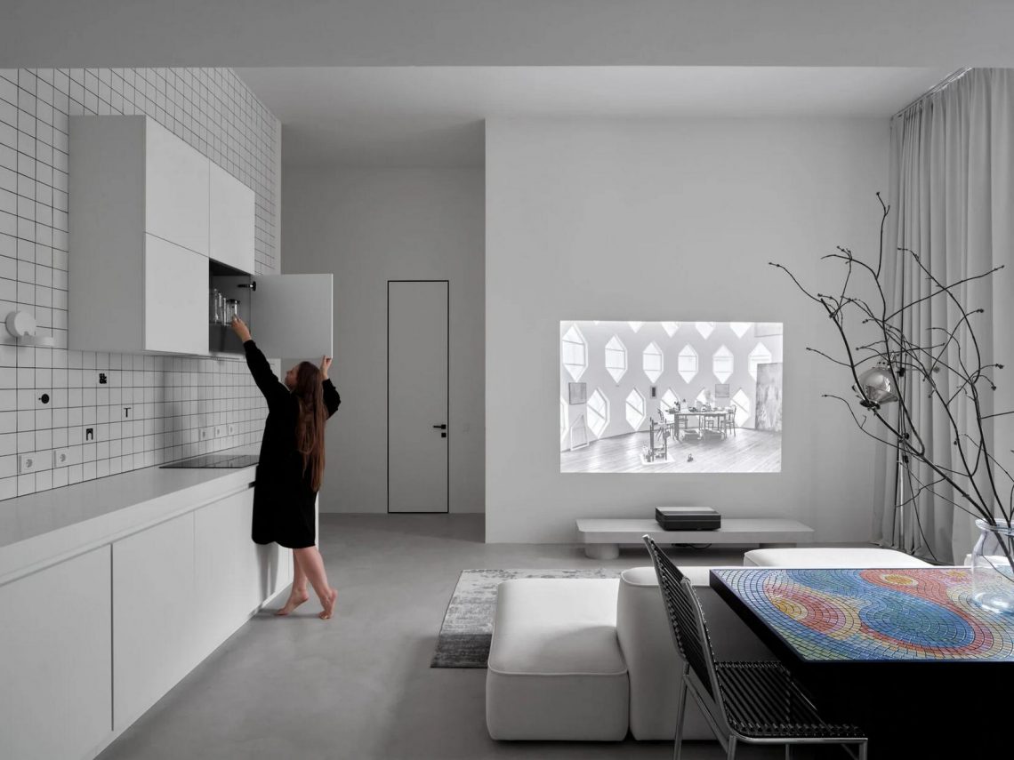 Funkcionalizmus újragondolva: fiatal építész házaspár kísérletező és minimalista otthona