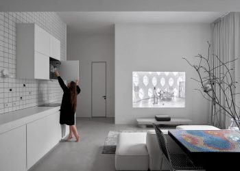 Funkcionalizmus újragondolva: fiatal építész házaspár kísérletező és minimalista otthona