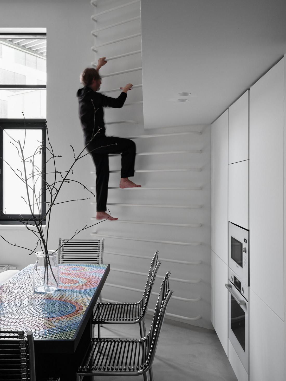 Funkcionalizmus újragondolva: fiatal építész házaspár kísérletező és minimalista otthona Funkcionalizmus újragondolva: fiatal építész házaspár kísérletező és minimalista otthona