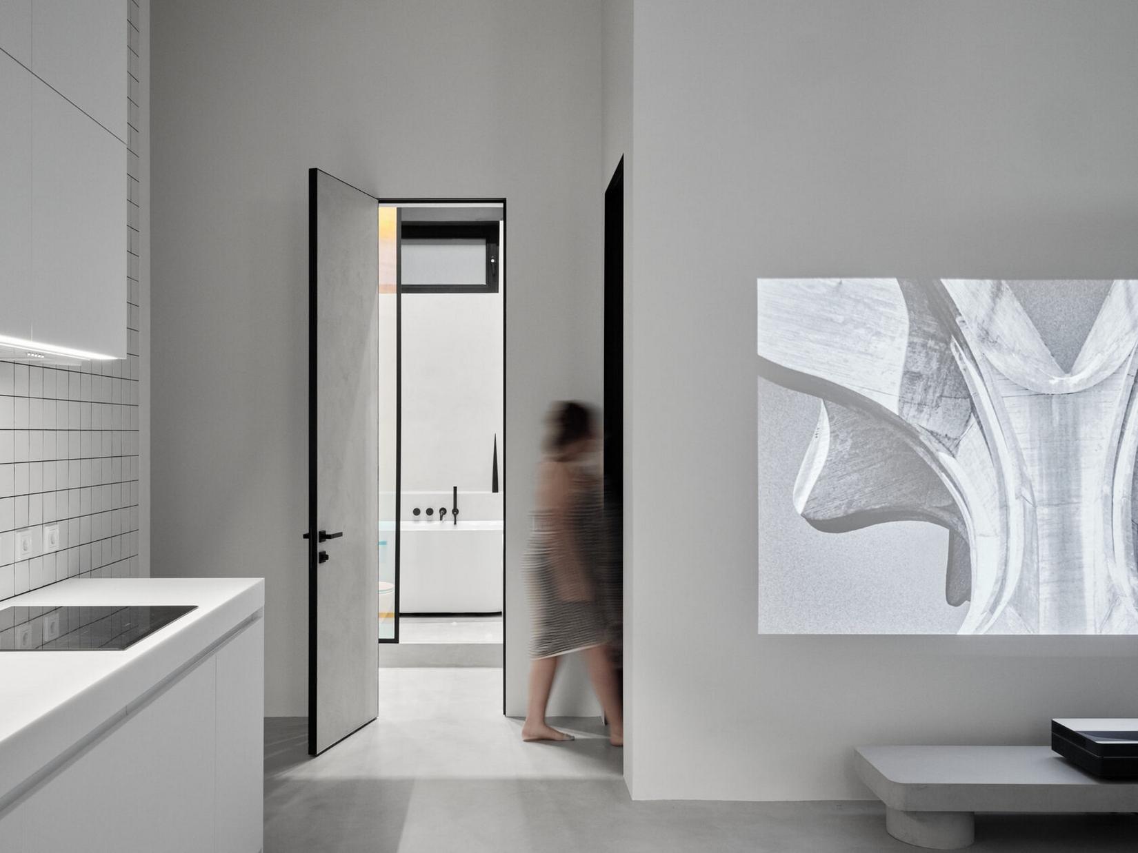 Funkcionalizmus újragondolva: fiatal építész házaspár kísérletező és minimalista otthona Funkcionalizmus újragondolva: fiatal építész házaspár kísérletező és minimalista otthona