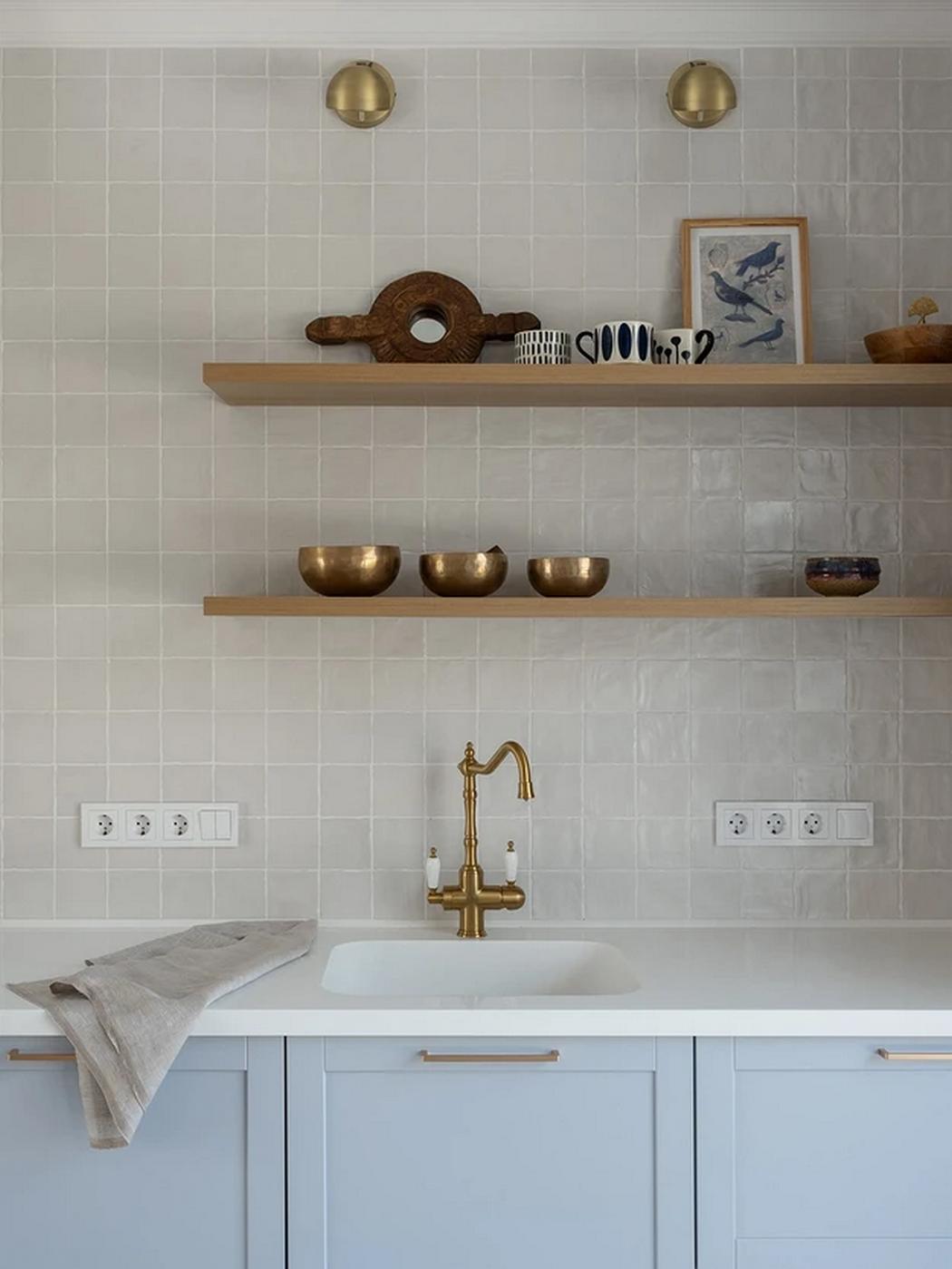 Háromszintes sorház berendezés Mallorca hangulatával, otthonos dekorációval