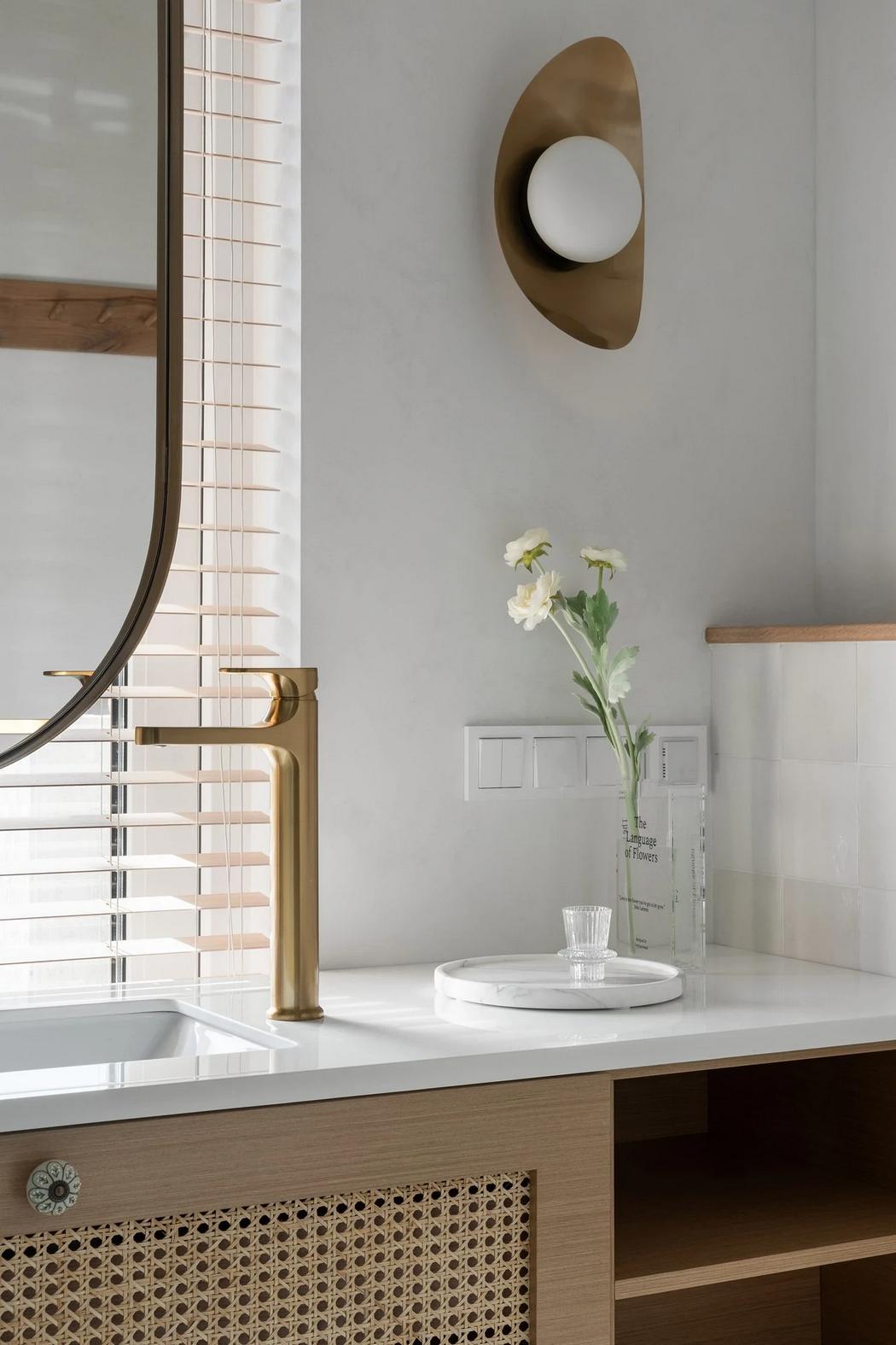 Háromszintes sorház berendezés Mallorca hangulatával, otthonos dekorációval