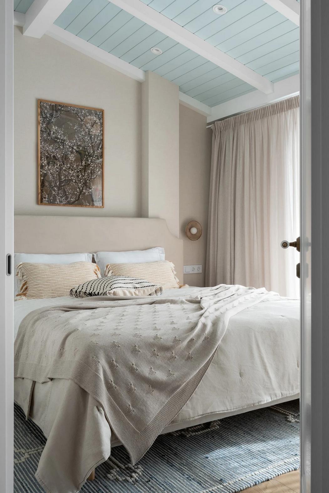 Háromszintes sorház berendezés Mallorca hangulatával, otthonos dekorációval