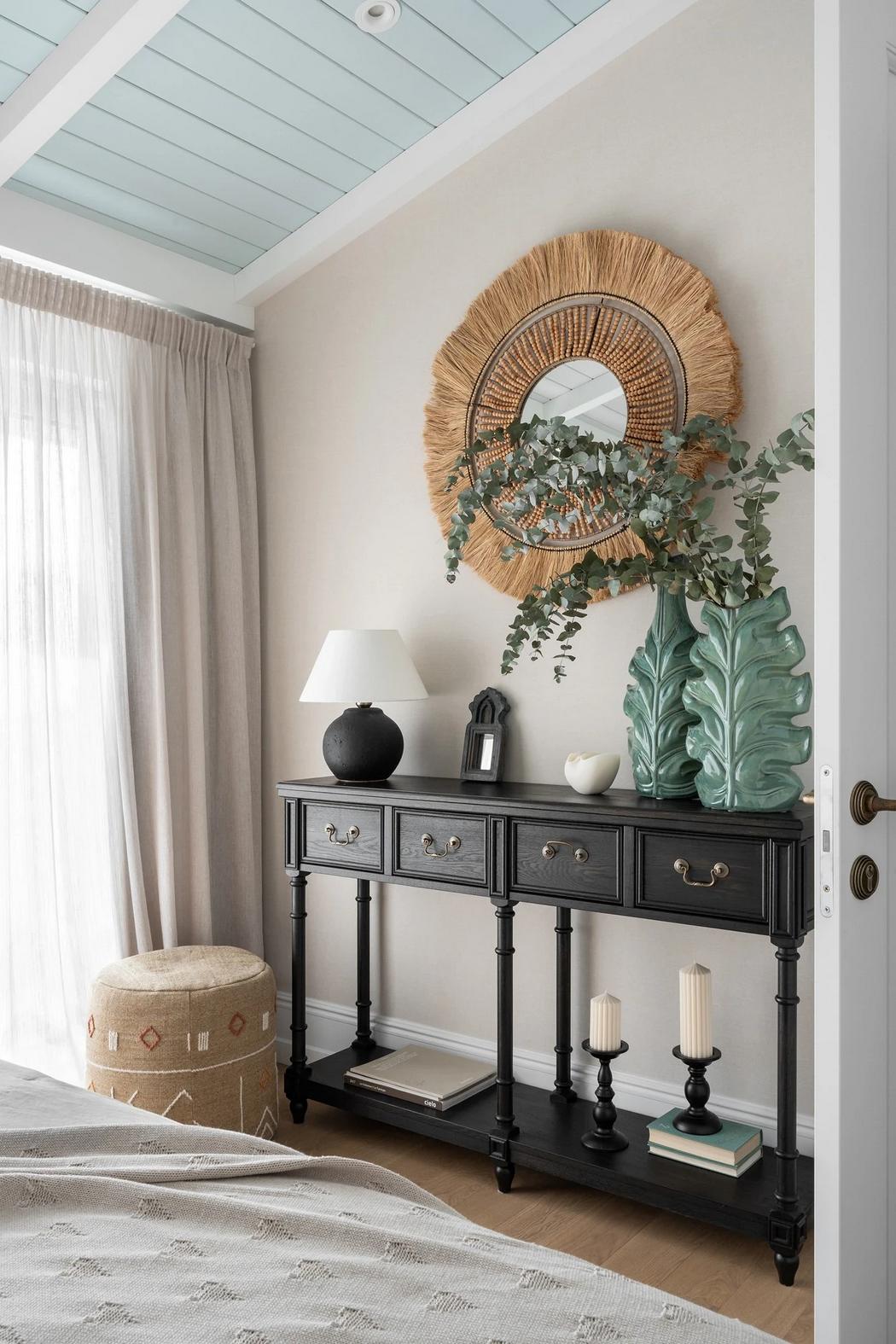 Háromszintes sorház berendezés Mallorca hangulatával, otthonos dekorációval