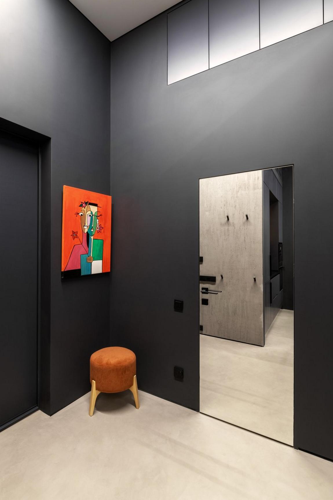 Hogyan lett egyedi sötét színekkel és szokatlan elosztással egy kislakás