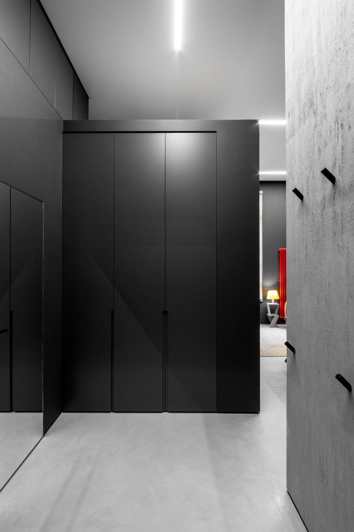 Hogyan lett egyedi sötét színekkel és szokatlan elosztással egy kislakás