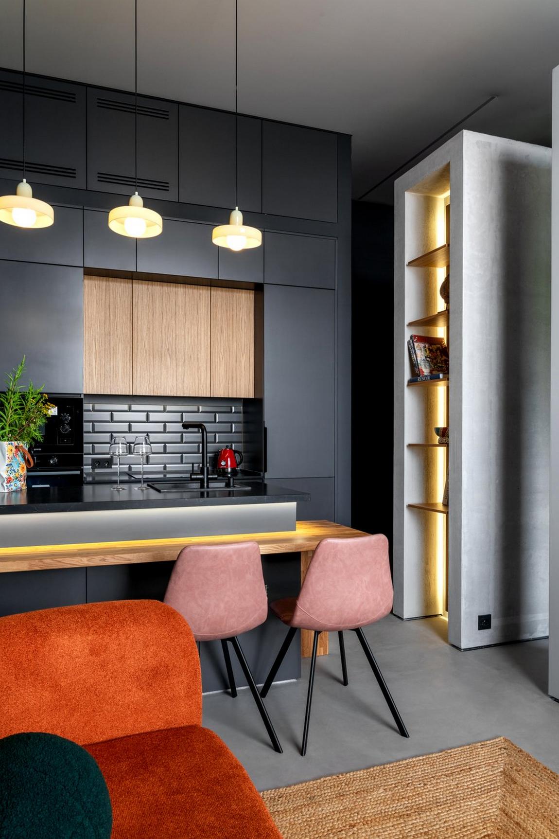 Hogyan lett egyedi sötét színekkel és szokatlan elosztással egy kislakás