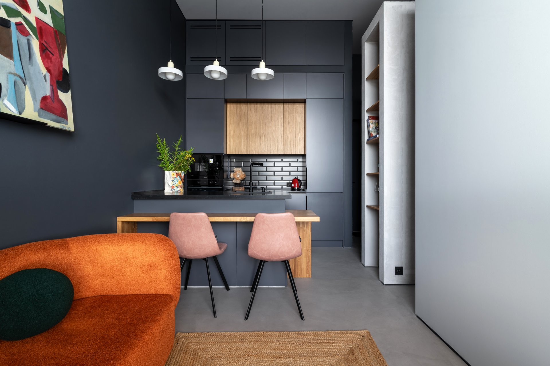 Hogyan lett egyedi sötét színekkel és szokatlan elosztással egy kislakás