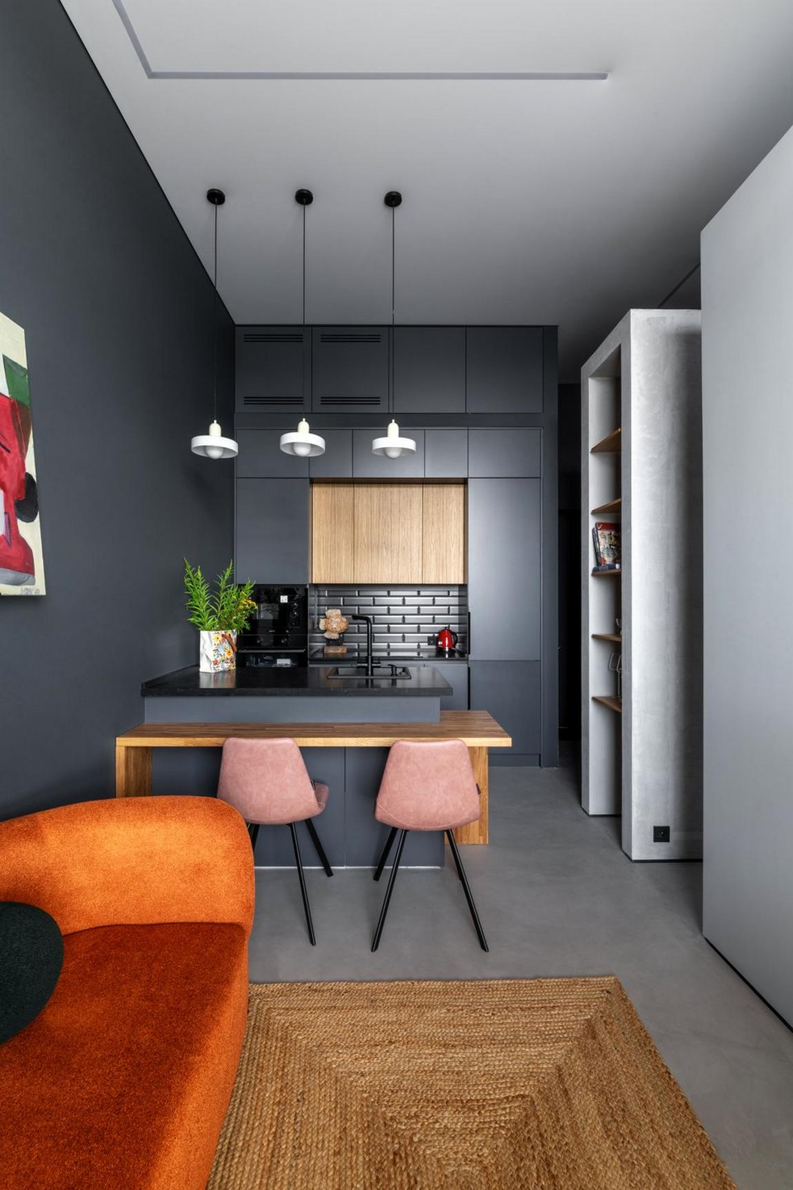 Hogyan lett egyedi sötét színekkel és szokatlan elosztással egy kislakás