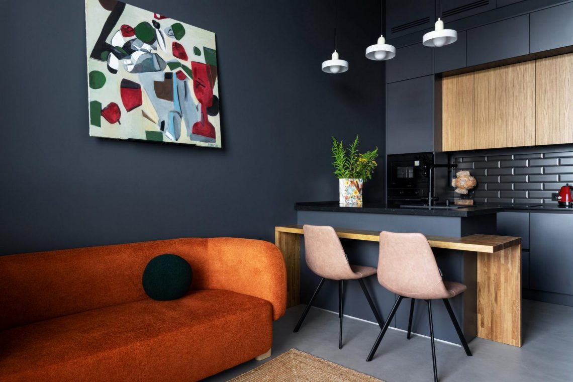 Hogyan lett egyedi sötét színekkel és szokatlan elosztással egy kislakás