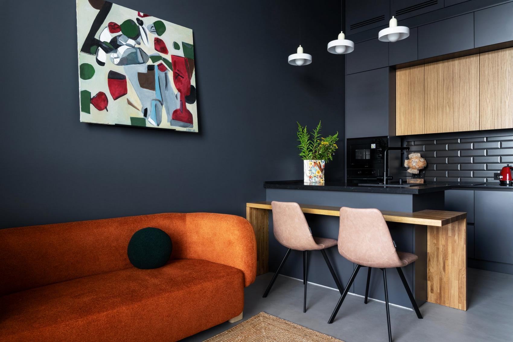 Hogyan lett egyedi sötét színekkel és szokatlan elosztással egy kislakás