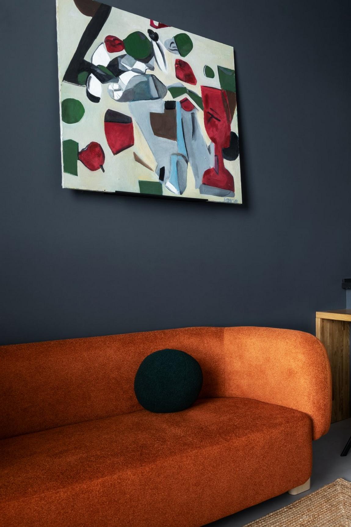 Hogyan lett egyedi sötét színekkel és szokatlan elosztással egy kislakás