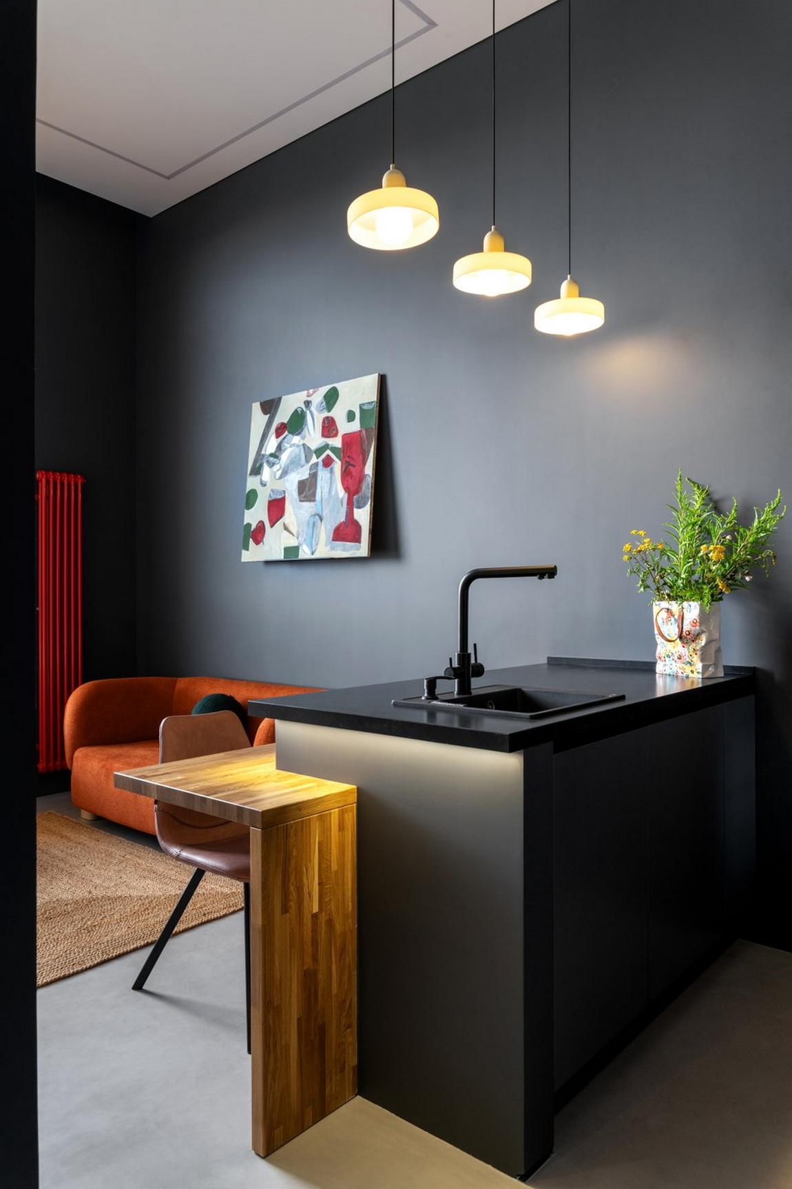 Hogyan lett egyedi sötét színekkel és szokatlan elosztással egy kislakás