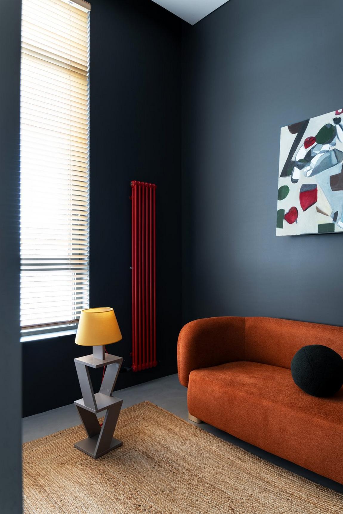 Hogyan lett egyedi sötét színekkel és szokatlan elosztással egy kislakás