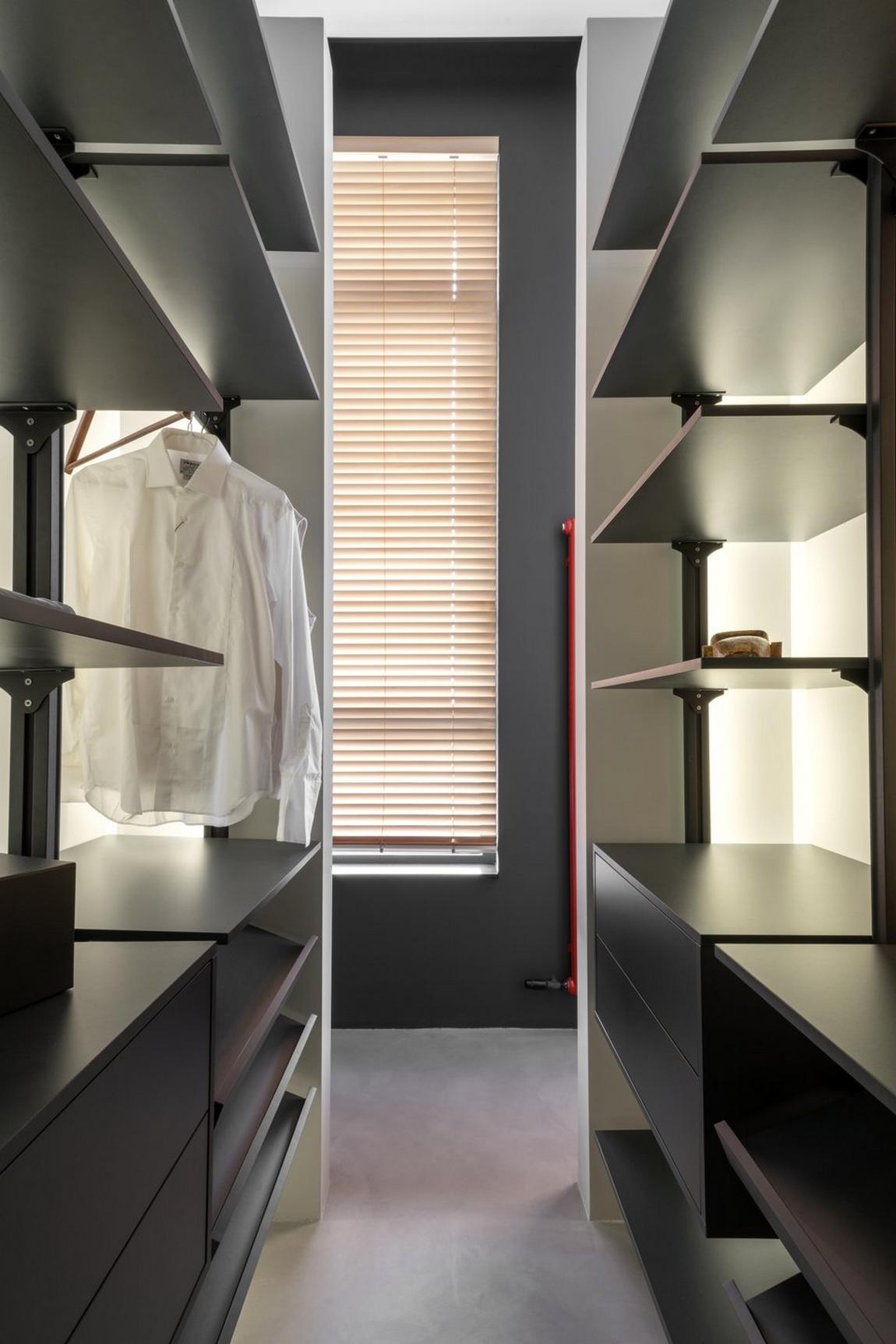 Hogyan lett egyedi sötét színekkel és szokatlan elosztással egy kislakás