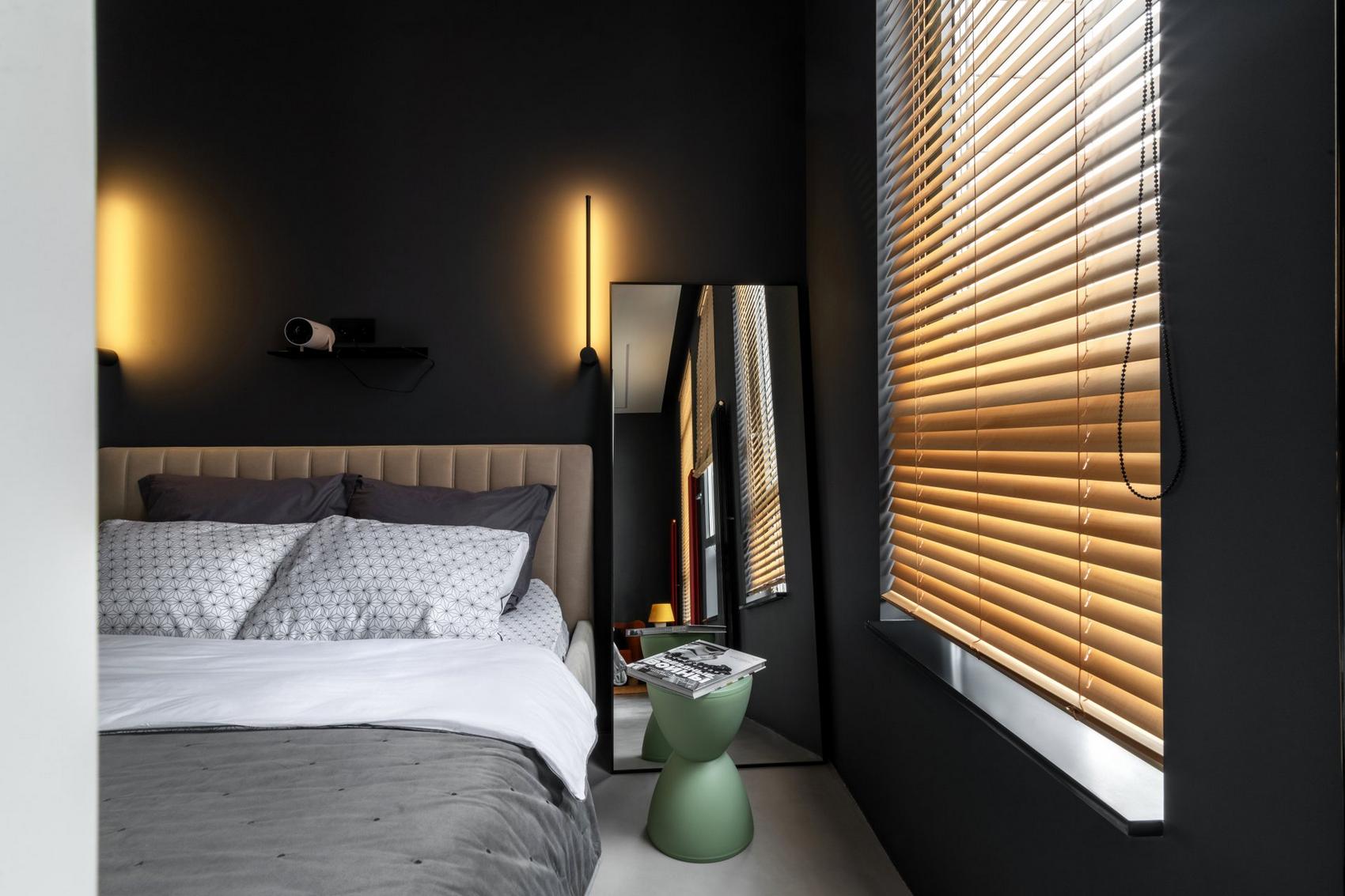 Hogyan lett egyedi sötét színekkel és szokatlan elosztással egy kislakás