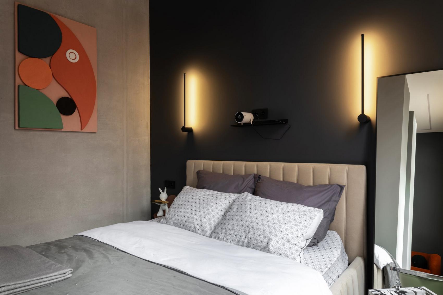 Hogyan lett egyedi sötét színekkel és szokatlan elosztással egy kislakás