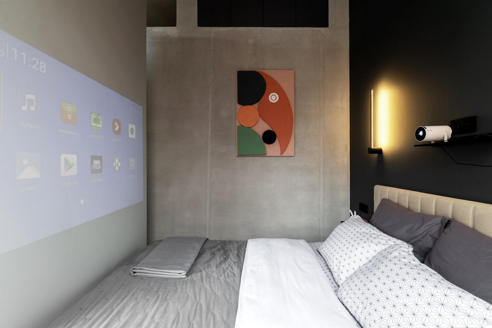 Hogyan lett egyedi sötét színekkel és szokatlan elosztással egy kislakás