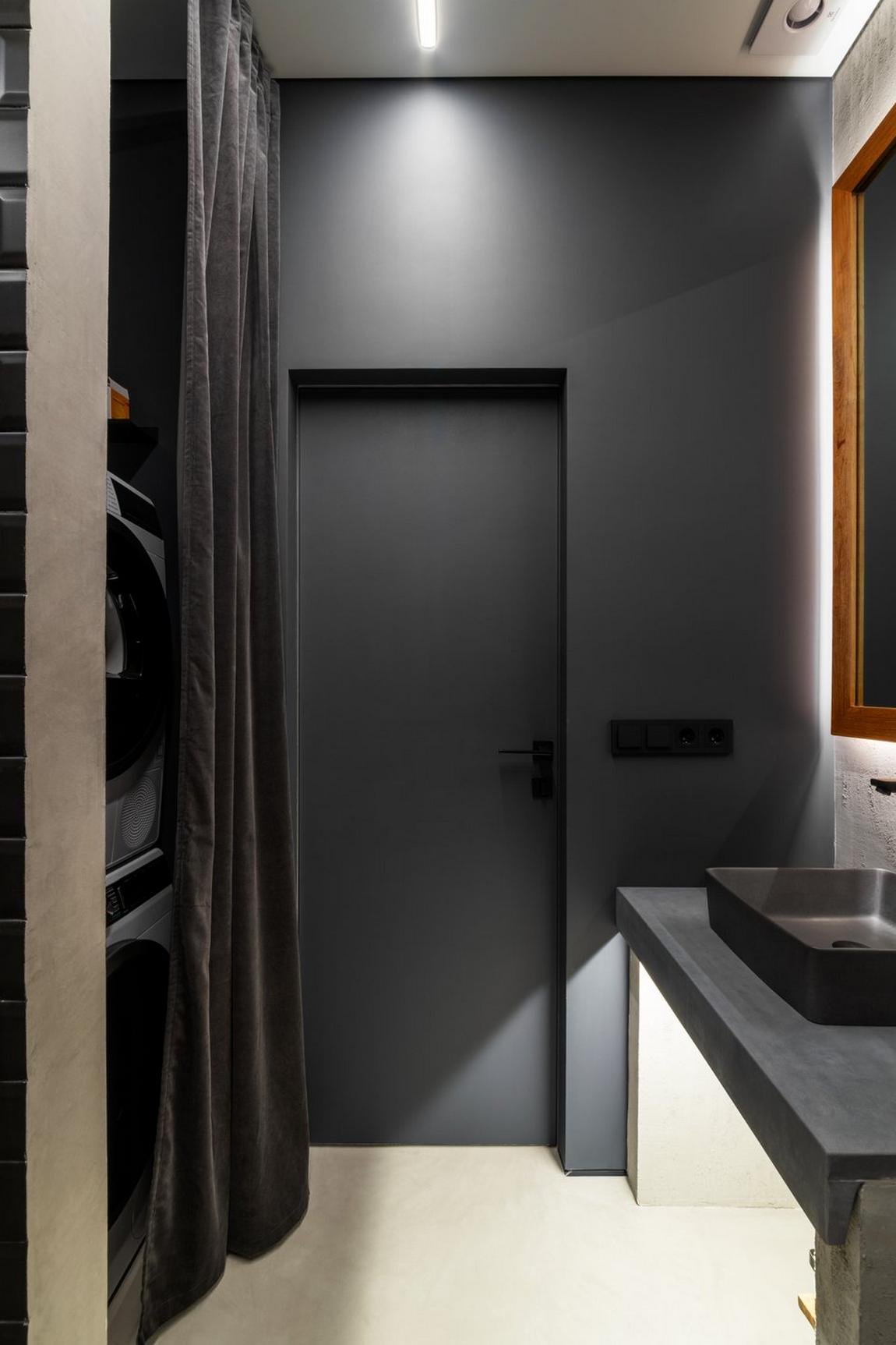 Hogyan lett egyedi sötét színekkel és szokatlan elosztással egy kislakás