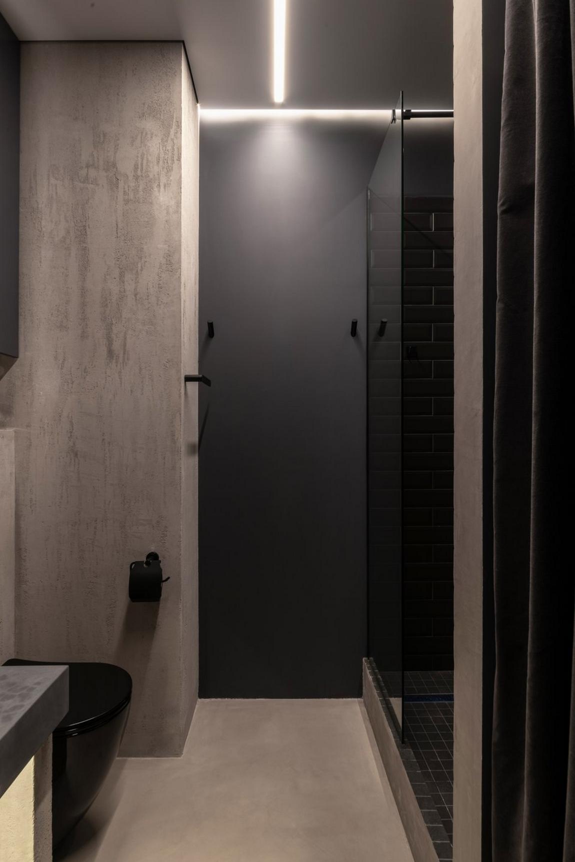 Hogyan lett egyedi sötét színekkel és szokatlan elosztással egy kislakás