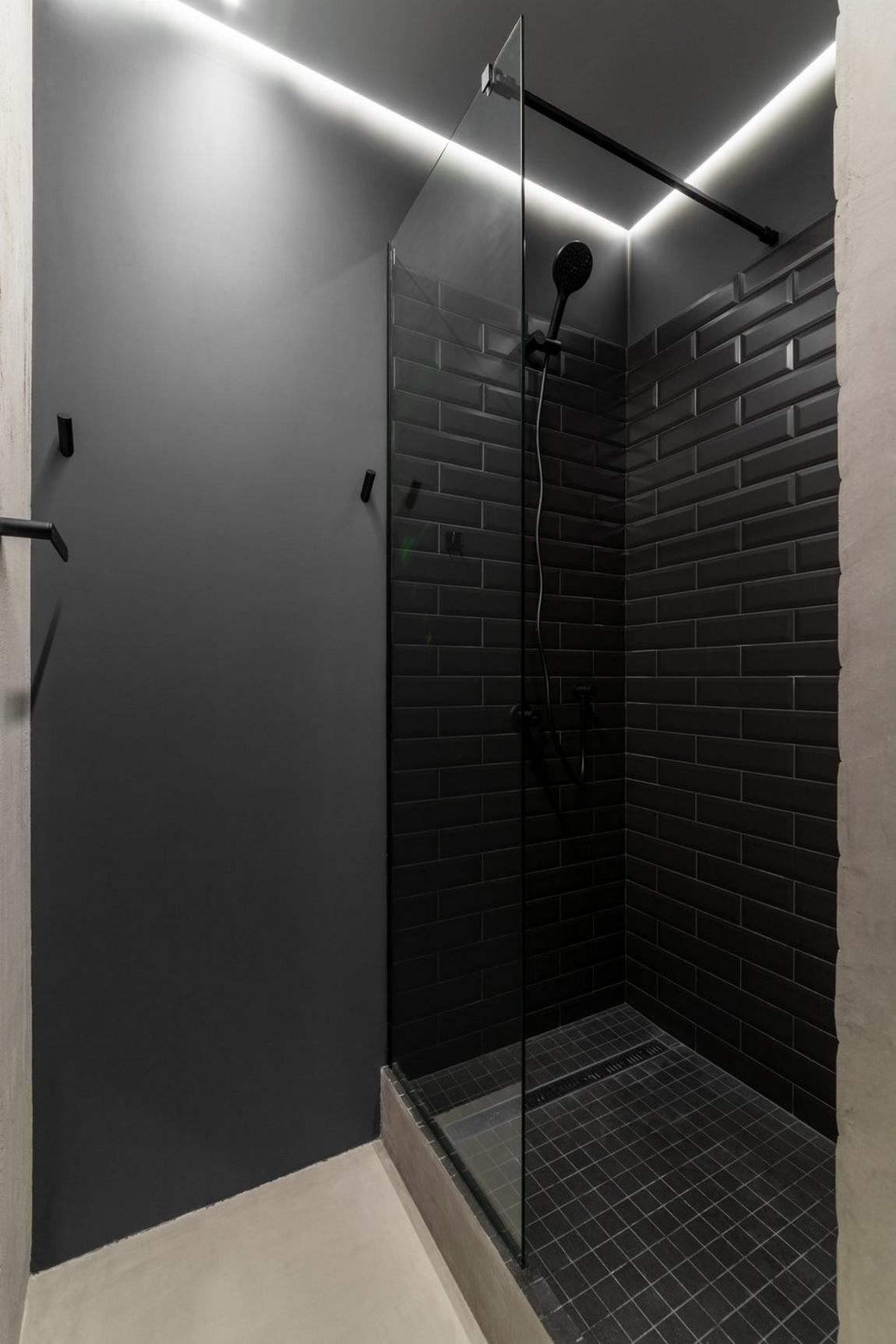 Hogyan lett egyedi sötét színekkel és szokatlan elosztással egy kislakás