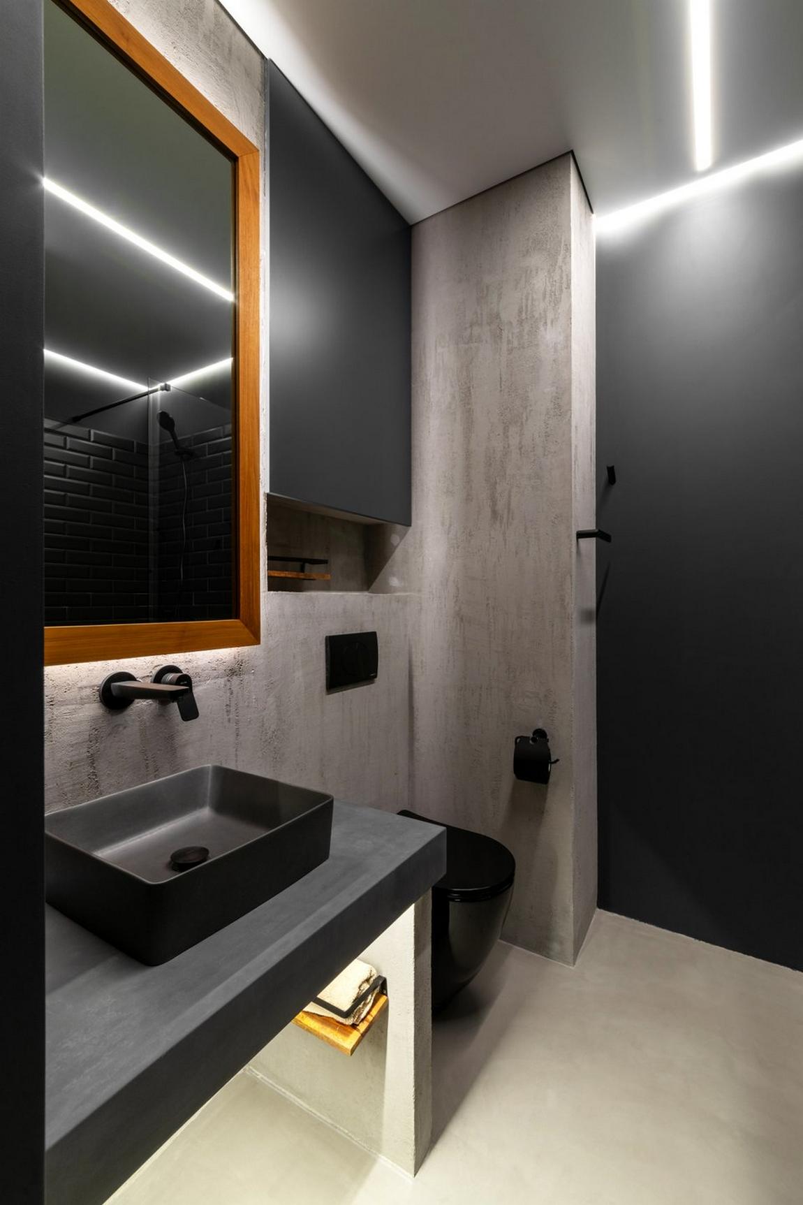 Hogyan lett egyedi sötét színekkel és szokatlan elosztással egy kislakás