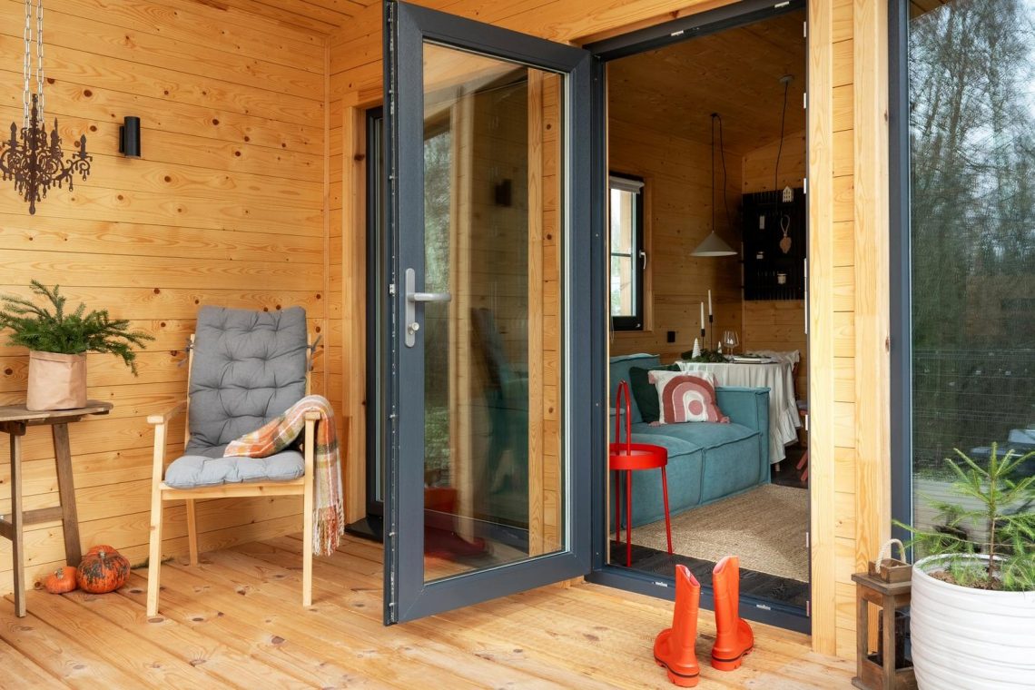 Kis faház terasszal, kályhával, ablak elé helyezett fürdőkáddal, 31m2