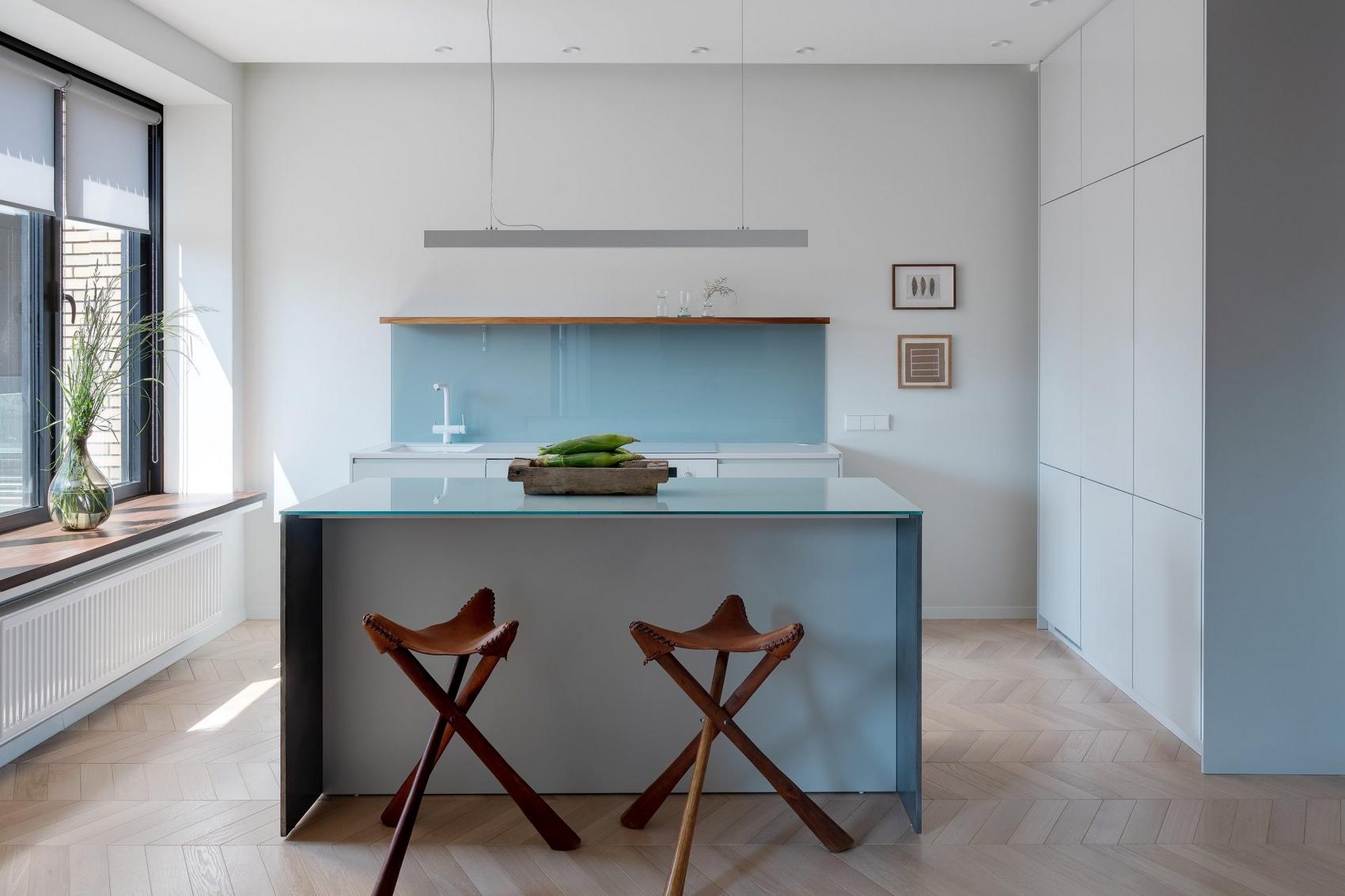 Kis konyhasziget és nyitott, modern, színekkel is díszített tér 40m2-es lakásban Kis konyhasziget és nyitott, modern, színekkel is díszített tér 40m2-es lakásban