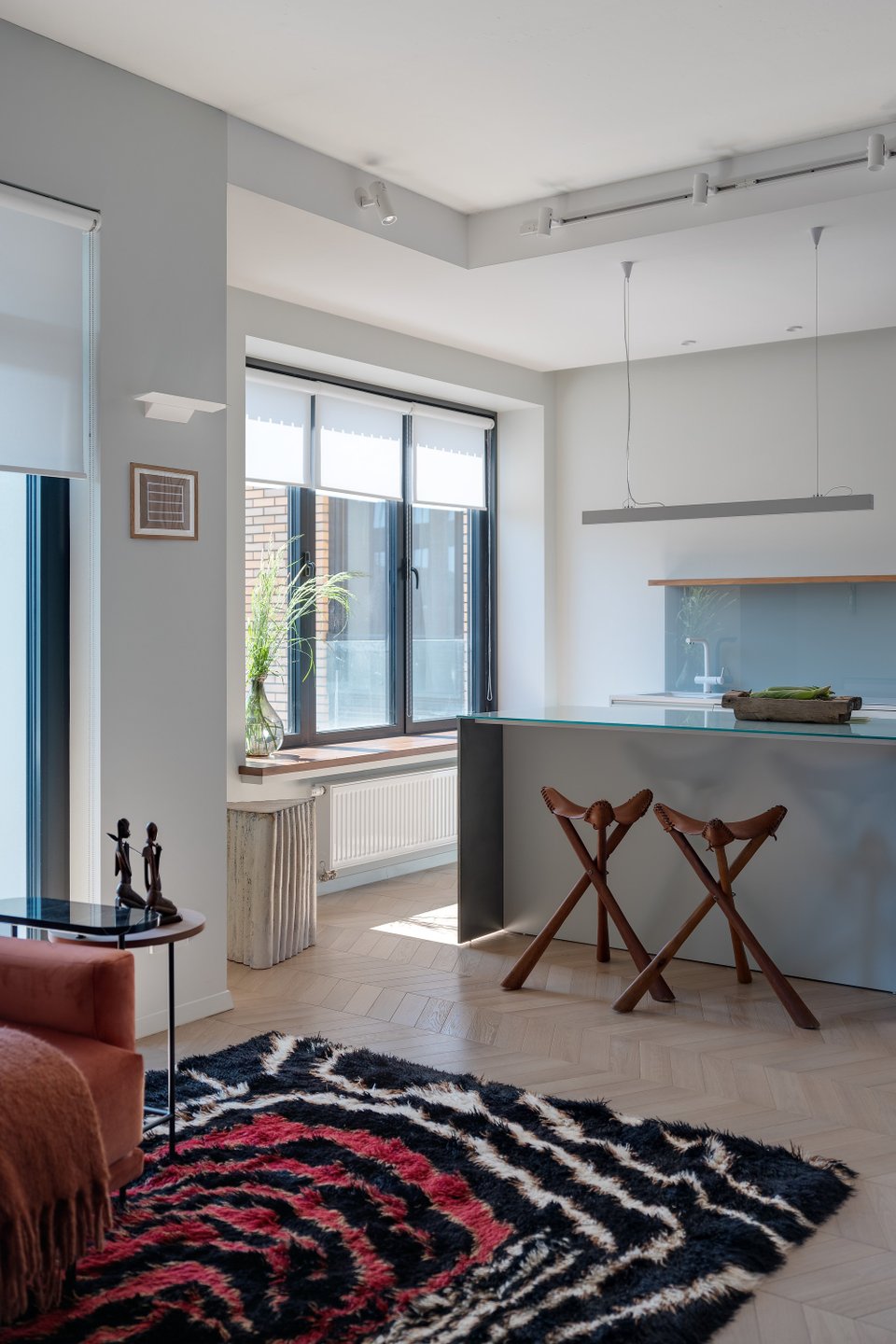 Kis konyhasziget és nyitott, modern, színekkel is díszített tér 40m2-es lakásban Kis konyhasziget és nyitott, modern, színekkel is díszített tér 40m2-es lakásban