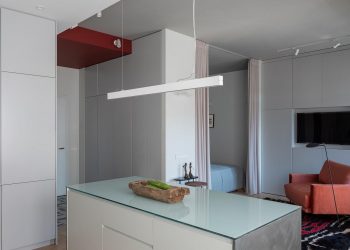 Kis konyhasziget és nyitott, modern, színekkel is díszített tér 40m2-es lakásban