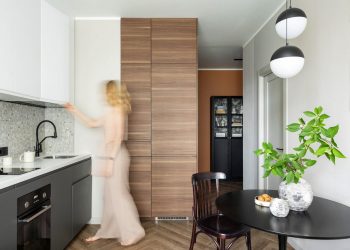 Fiatal pár első kis lakása friss dekorációval, kisebb tér-átalakítással