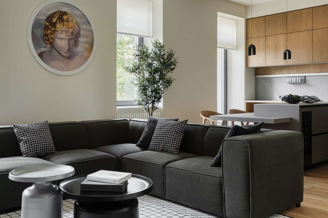 Mancsmosó a két jack russell terriernek, letisztult fa felületek család otthonában