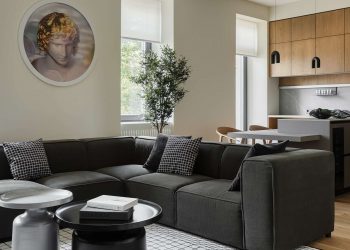 Mancsmosó a két jack russell terriernek, letisztult fa felületek család otthonában