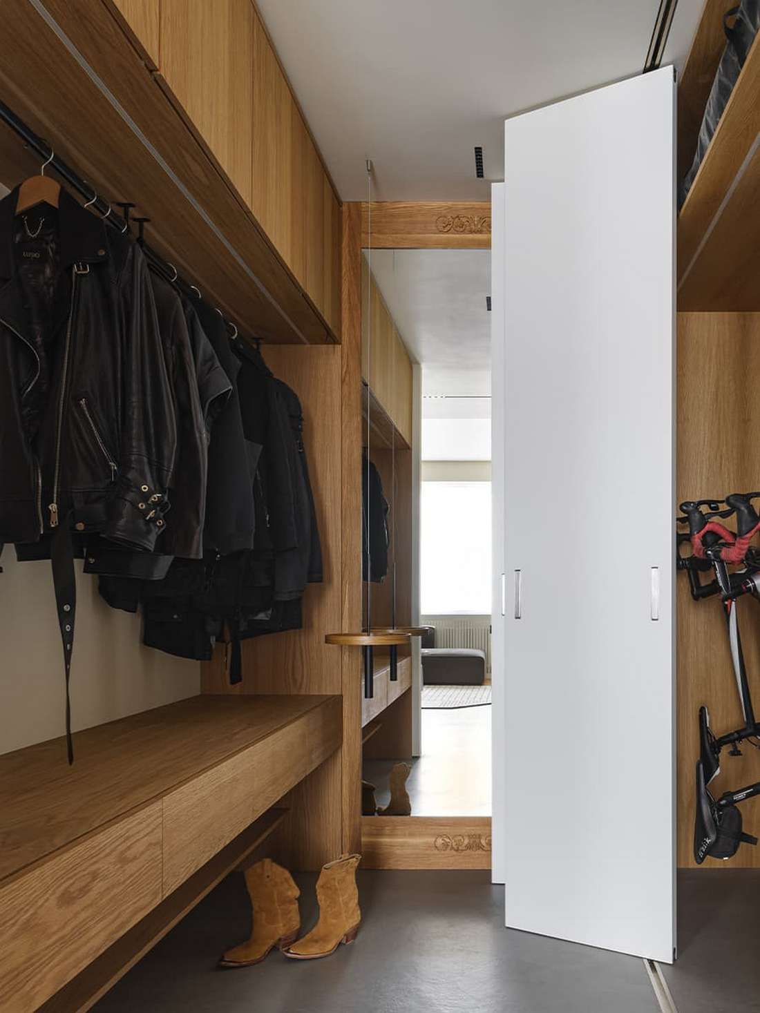 Mancsmosó a két jack russell terriernek, letisztult fa felületek család otthonában