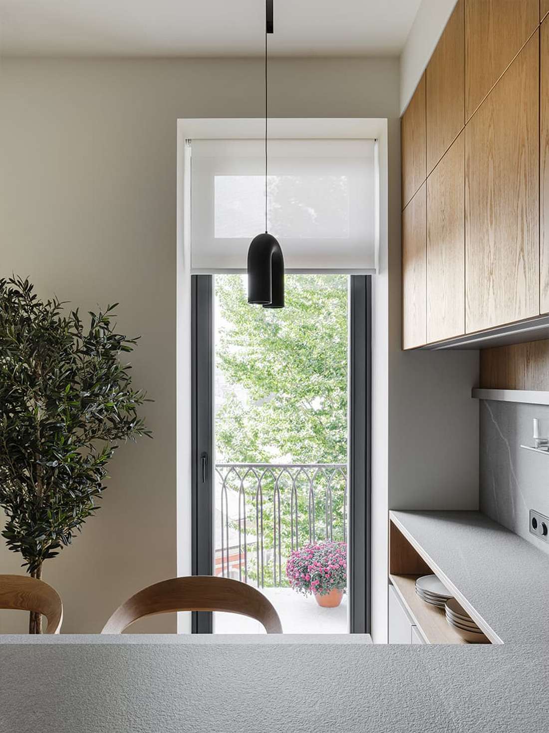 Mancsmosó a két jack russell terriernek, letisztult fa felületek család otthonában