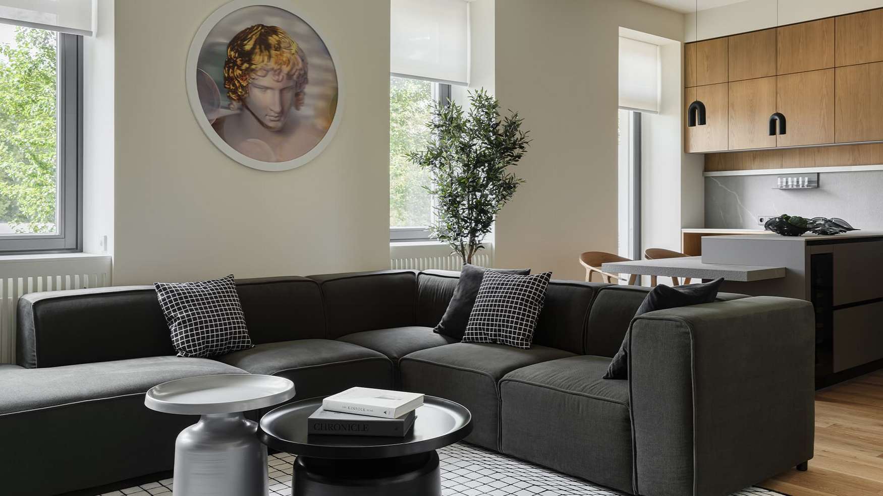 Mancsmosó a két jack russell terriernek, letisztult fa felületek család otthonában