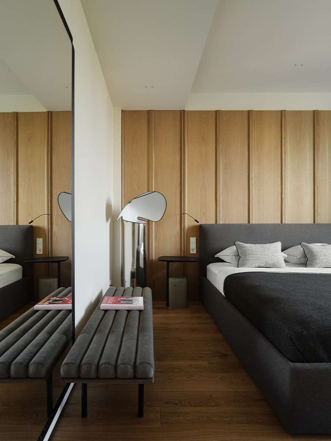 Mancsmosó a két jack russell terriernek, letisztult fa felületek család otthonában