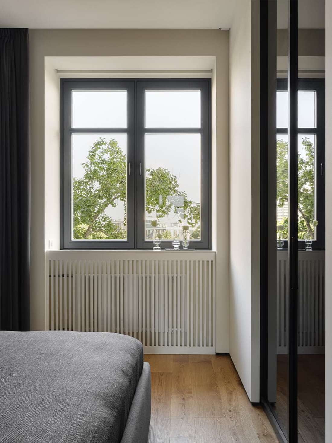 Mancsmosó a két jack russell terriernek, letisztult fa felületek család otthonában