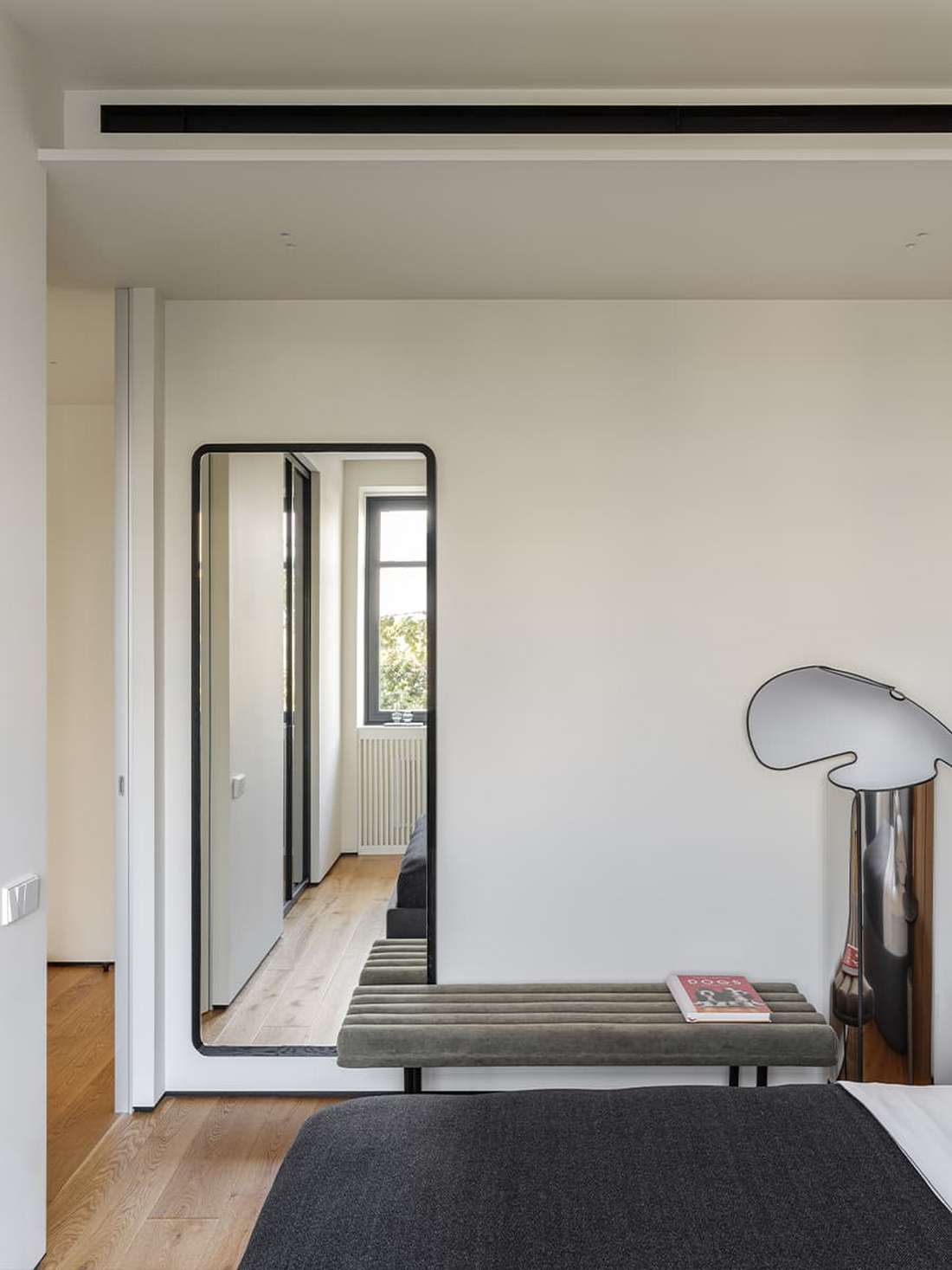 Mancsmosó a két jack russell terriernek, letisztult fa felületek család otthonában