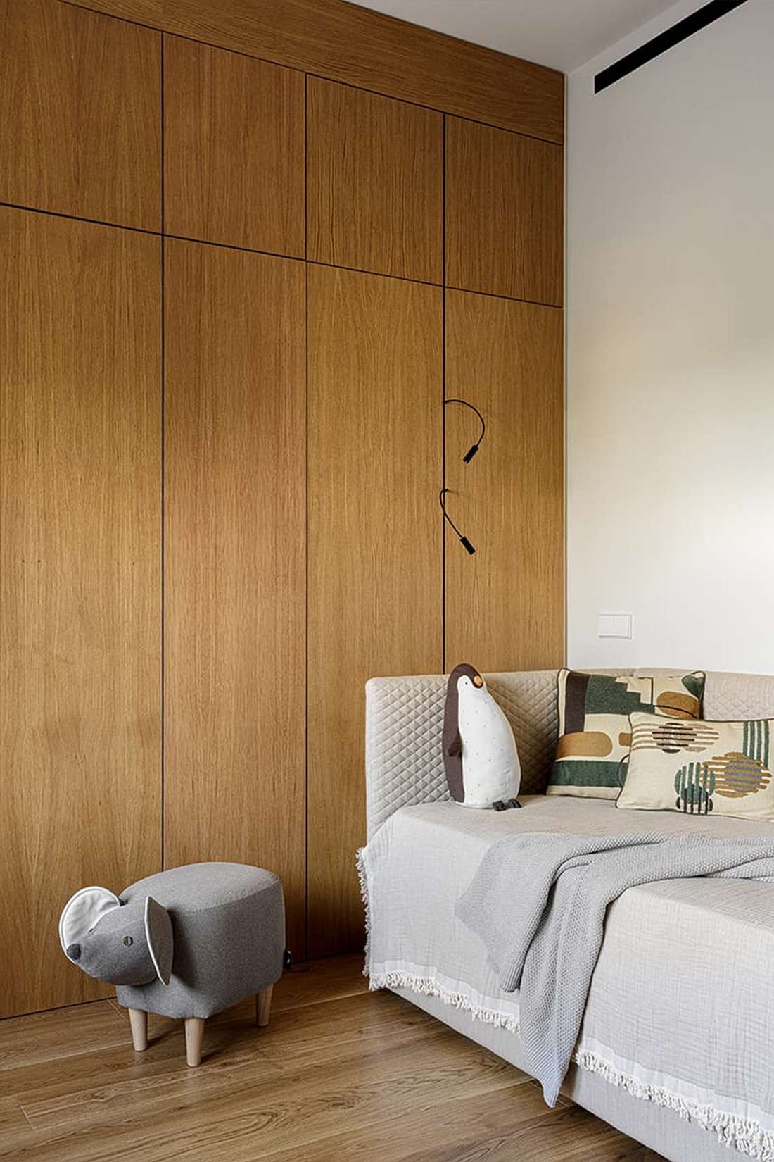 Mancsmosó a két jack russell terriernek, letisztult fa felületek család otthonában