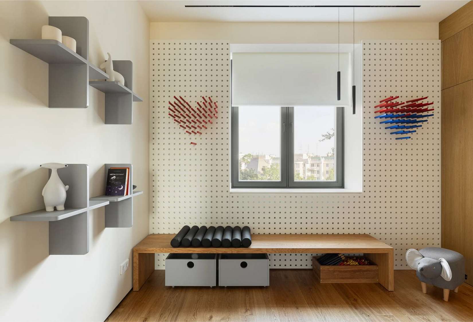 Mancsmosó a két jack russell terriernek, letisztult fa felületek család otthonában