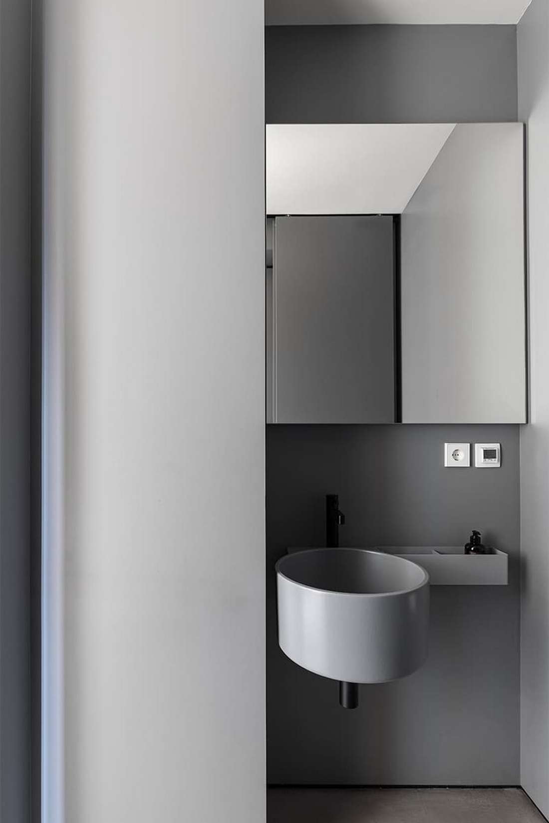 Mancsmosó a két jack russell terriernek, letisztult fa felületek család otthonában