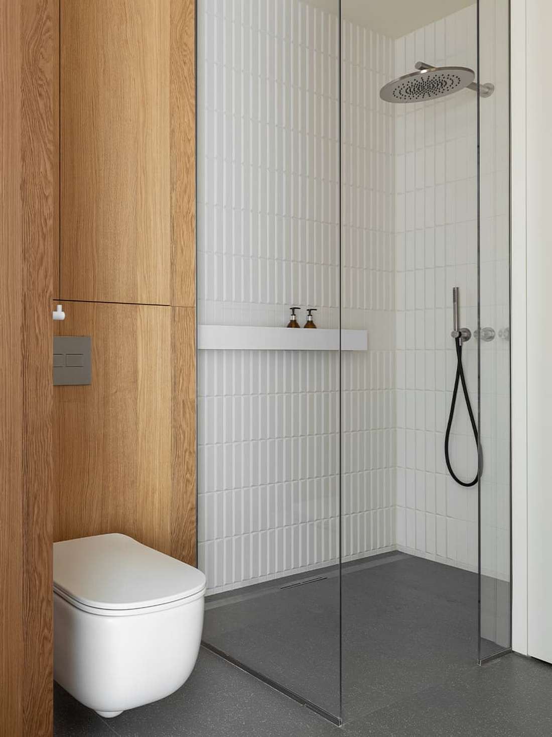 Mancsmosó a két jack russell terriernek, letisztult fa felületek család otthonában